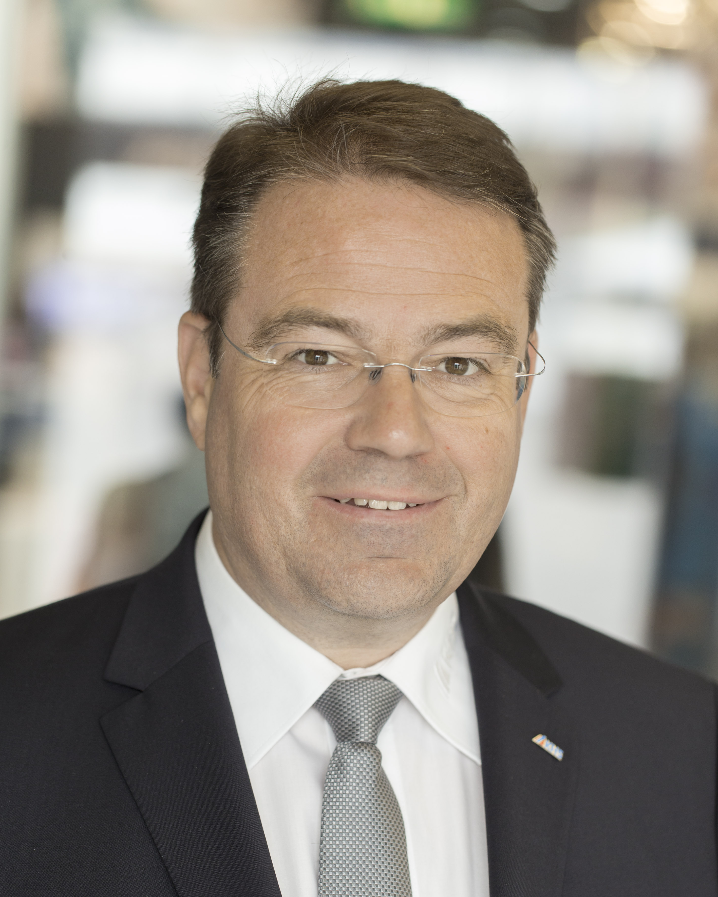 Armin Wille, KHS Ein Bild von Armin Wille, Head of Service Sales Support bei KHS, im Anzug und grauer Krawatte.