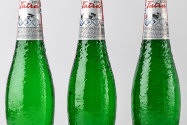 Das Bild zeigt drei grüne Glasflaschen mit Etiketten, die nebeneinander aufgestellt sind, alle tragen den Markennamen „Fatra“ und haben ein identisches Design.