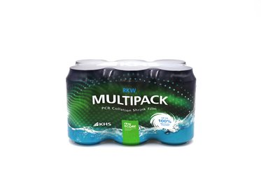 Ein Sechserpack Dosen ist in einer transparenten Schrumpffolie verpackt, auf der das RKW Multipack-Logo und Hinweise zur Nachhaltigkeit und 100 % Recycling aufgedruckt sind.