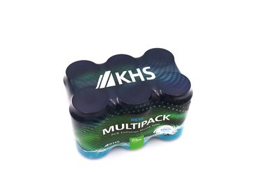 Das Bild zeigt ein Multipack von Getränkedosen, die in eine grün-blaue Schrumpffolie mit dem KHS-Logo und der Aufschrift "RKW Multipack" eingewickelt sind, was auf nachhaltige Verpackungslösungen hinweist.