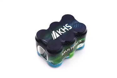 Eine kompakte Packung mit sechs Dosen, in Recyclingfolie verpackt, trägt das KHS-Logo und den Schriftzug "Multipack".