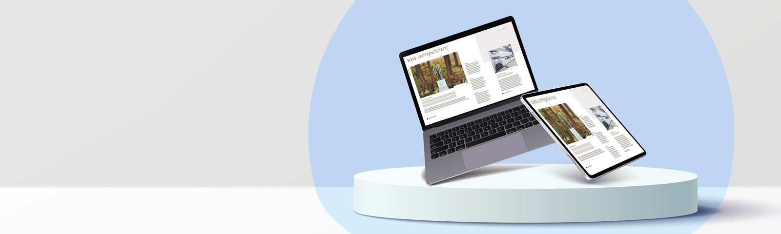 Das Bild zeigt einen Laptop und ein Tablet, die auf einem Podest präsentiert werden, beide zeigen eine Website mit der Überschrift "KHS competence" und Artikeln über Technologien und Nachhaltigkeit.